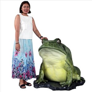 Design Toscano NE130060 50 Inch Great Green Barred Frog Statue